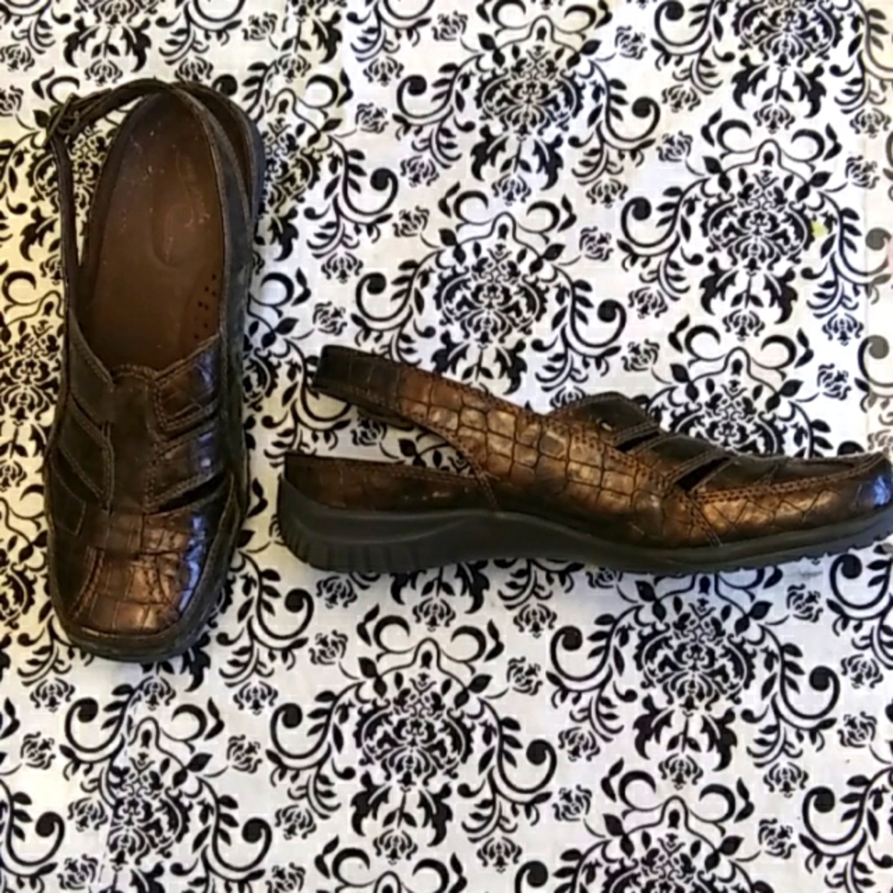 Easy Street Comfort Wave dk brown/bronze croc-embossed fisherman loafers